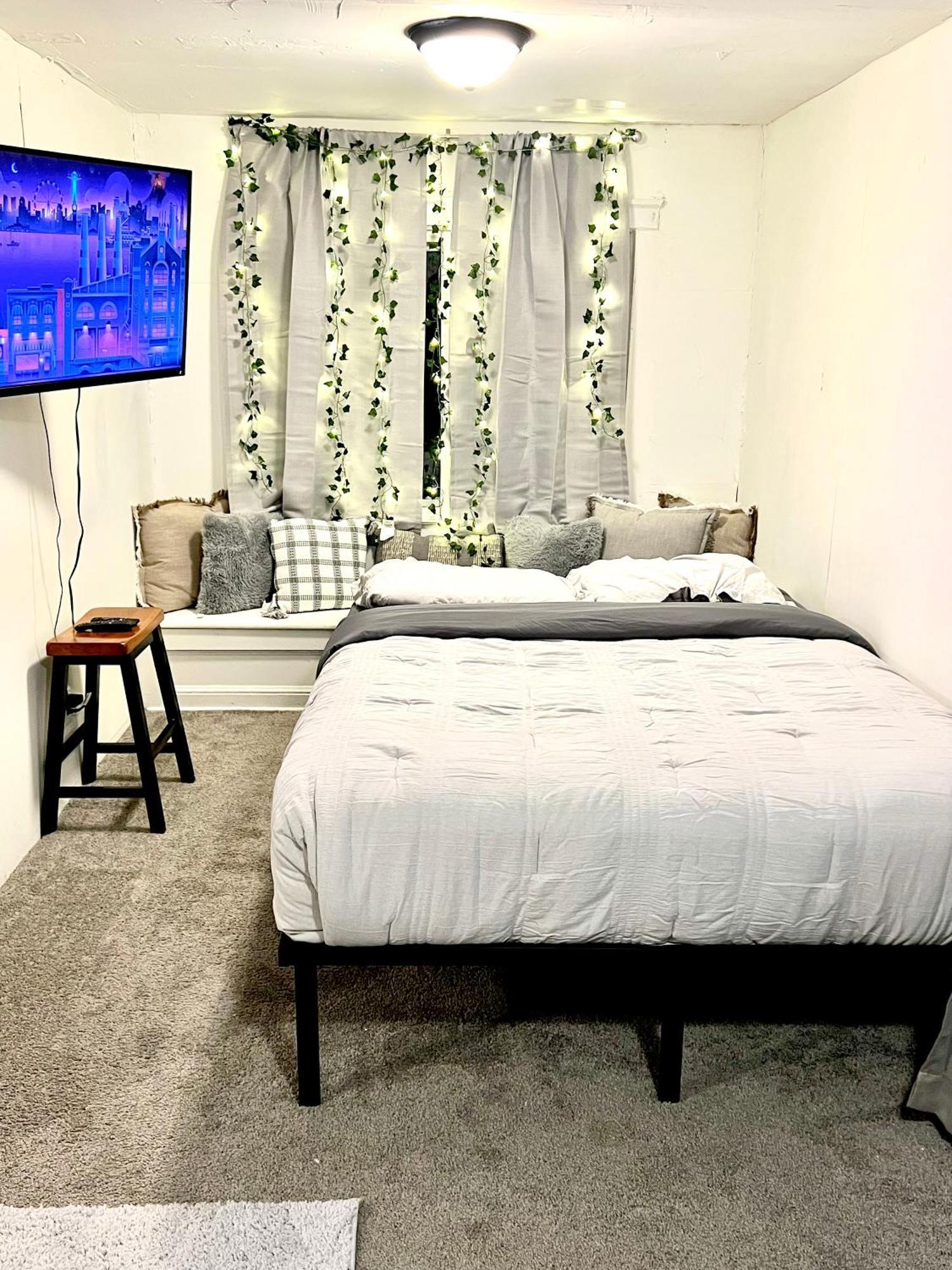 Two Bedroom Villa Studio With Fireplace & Living Room Детройт Екстериор снимка