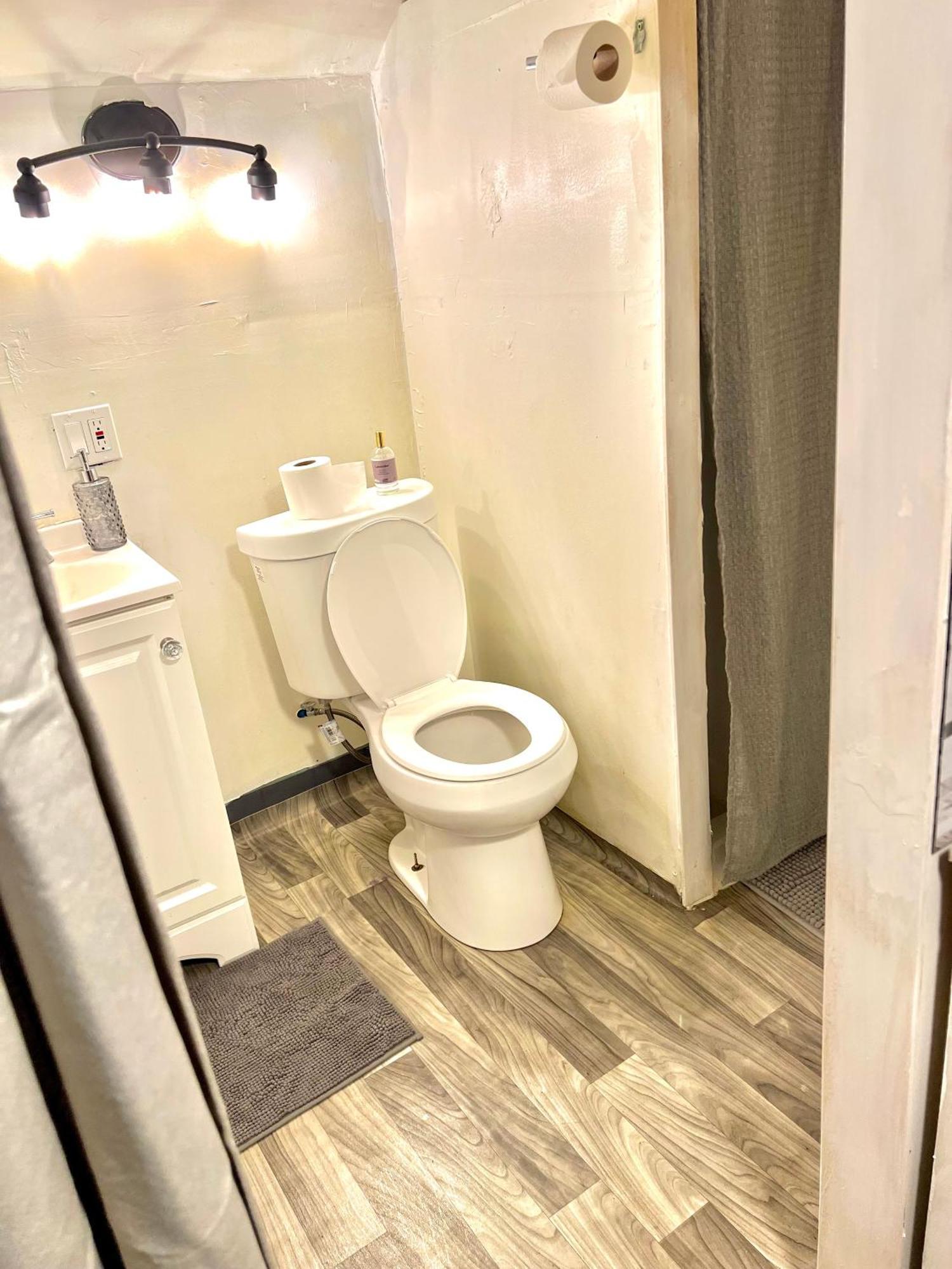 Two Bedroom Villa Studio With Fireplace & Living Room Детройт Екстериор снимка