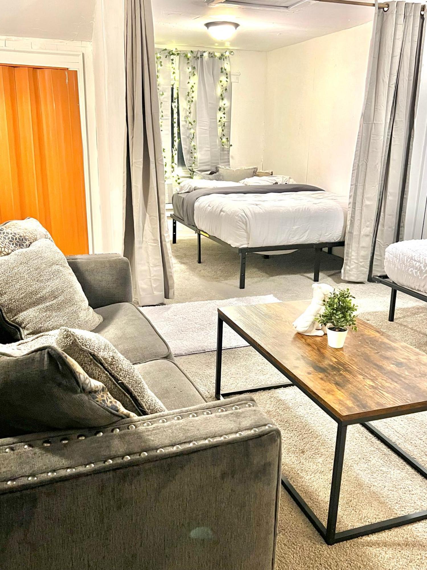 Two Bedroom Villa Studio With Fireplace & Living Room Детройт Екстериор снимка