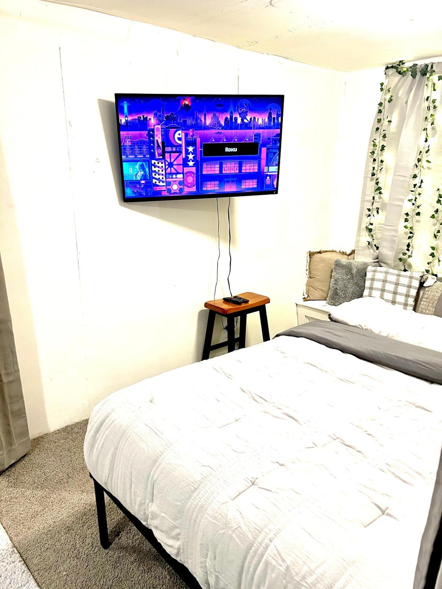 Two Bedroom Villa Studio With Fireplace & Living Room Детройт Екстериор снимка