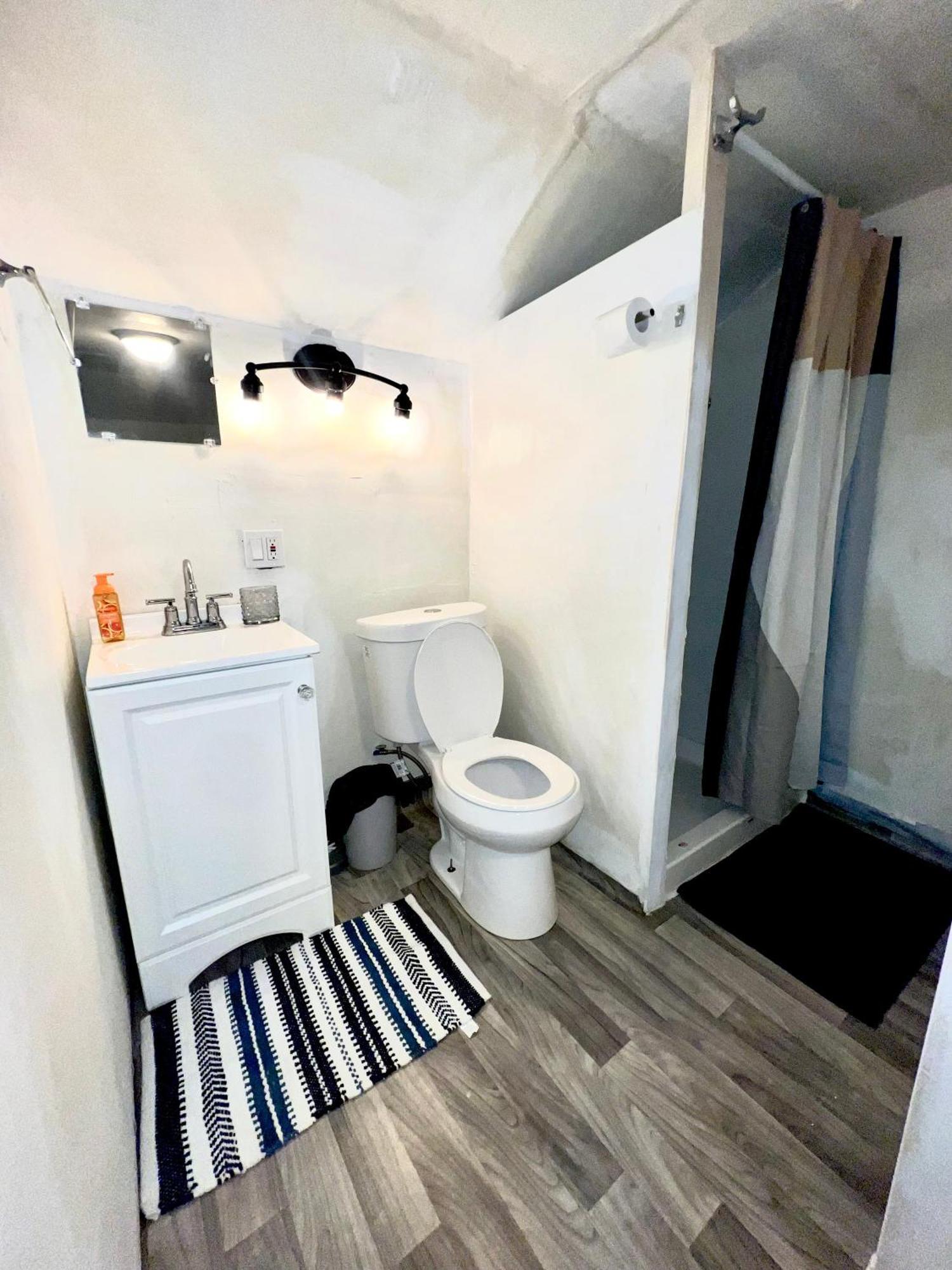 Two Bedroom Villa Studio With Fireplace & Living Room Детройт Екстериор снимка